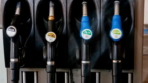 Mangueras de una m&aacute;quina expendedora de carburante en una gasolinera de Madrid.