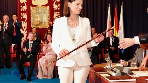 Gema Igual coge el bast&oacute;n de mando tras ser elegida alcaldesa de Santander