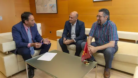 El consejero de Obras P&uacute;blicas, Ordenaci&oacute;n del Territorio y Urbanismo, Jos&eacute; Luis Gochicoa, recibe al alcalde de Los Corrales de Buelna, Luis Ignacio Argumosa