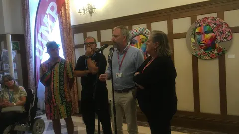 Inauguraci&oacute;n de la exposici&oacute;n 'Cuadratura' con Okuda San Miguel, su m&aacute;nager &Oacute;scar Sanz, el vicerrector de la UIMP Andr&eacute;s Hoyo y la vicerrectora de Difusi&oacute;n e Intercambio Cient&iacute;fico de la UIMP, Mar&iacute;a Del Mar Garc&iacute;a