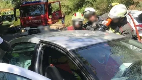 Excarcelaci&oacute;n de un herido con fuerte dolor cervical