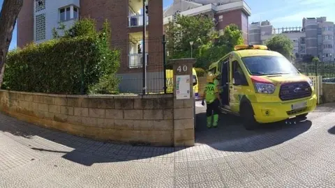 Herido por traumatismo craneoencef&aacute;lico al caerle cascotes de una fachada en Castro