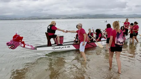 El consejero de Sanidad asiste a la botadura de la nueva embarcaci&oacute;n de la Asociaci&oacute;n 'Cantabria en rosa'