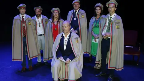 Antonio Resines, cofrade de honor de la Cofrad&iacute;a del Hojaldre de Torrelavega