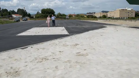 La alcaldesa de Polanco, Rosa D&iacute;az, y el concejal de Deportes, Avelino Rodr&iacute;guez, visitan las obras de construcci&oacute;n de la pista de atletismo de Requejada
