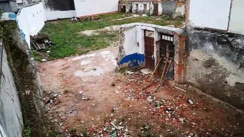 Solar de la traves&iacute;a Alfonso XII de Santo&ntilde;a donde, seg&uacute;n los vecinos, proliferan las ratas