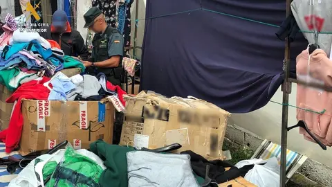 Prendas de ropa intervenidas en el mercado de Ori&ntilde;&oacute;n por estar, supuestamente, falsificadas