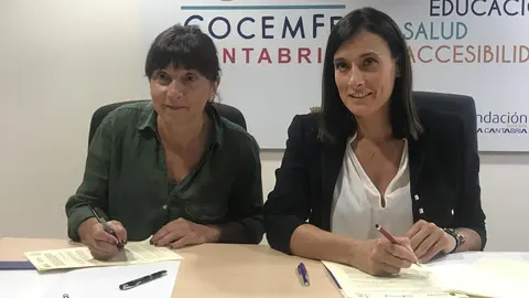 La alcaldesa de Santander, Gema Igual , y la presidenta de COCEMFE, Mar&iacute;a Lina Fern&aacute;ndez, firman el convenio