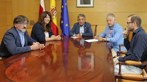 El presidente de Cantabria, Miguel &Aacute;ngel Revilla, se re&uacute;ne con el alcalde de Villaescusa, Constantino Fern&aacute;ndez, en el Gobierno