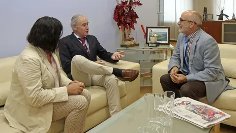 El consejero de Sanidad recibe al alcalde de Arnuero