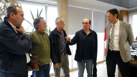 Reuni&oacute;n del consejero de Obras P&uacute;blicas, Ordenaci&oacute;n del Territorio y Urbanismo, Jos&eacute; Luis Gochicoa (PRC), con representantes de ARCA