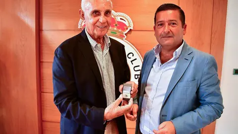 El presidente de la Fundaci&oacute;n y vicepresidente del Racing, Pedro Ortiz, entrega a Valent&iacute;n Valle la insignia