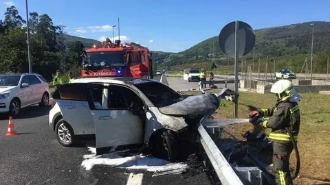 Un coche se sale de la v&iacute;a y se incendia en la A-67