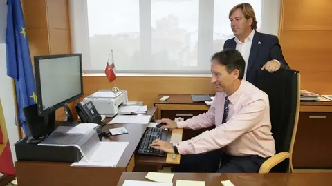 El consejero de Obras P&uacute;blicas, Ordenaci&oacute;n del Territorio y Urbanismo, Jos&eacute; Luis Gochicoa, y el alcalde de Reoc&iacute;n, Pablo Diestro.