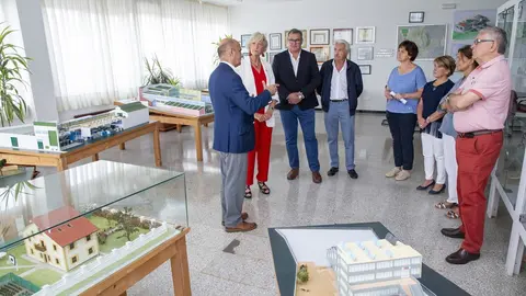 La consejera de Educaci&oacute;n, Formaci&oacute;n Profesional y Turismo, Marina Lomb&oacute;, visita la sede de AMICA y se re&uacute;ne con representantes de esta asociaci&oacute;n