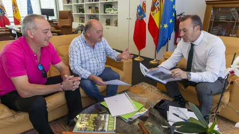 El consejero de Desarrollo Rural, Ganader&iacute;a, Pesca, Alimentaci&oacute;n y Medio Ambiente, Guillermo Blanco, con el alcalde de Villacarriedo, &Aacute;ngel Sainz