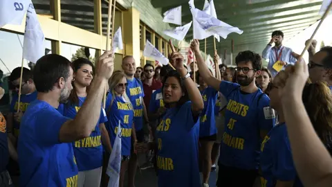Los sindicatos protestan en el Aeropuerto de Madrid-Barajas Adolfo Su&aacute;rez durante la huelga de Ryanair del mi&eacute;rcoles 25 de julio