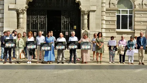 MINUTO DE SILENCIO POR LAS MUJERES ASESINADAS EN MADRID Y JA&Eacute;N EN EL AYUNTAMIENTO DE SANTANDER