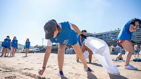 Recogida de pl&aacute;sticos en las playas