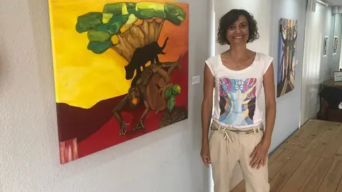 La artista Aima Mart&iacute;n en la exposici&oacute;n
