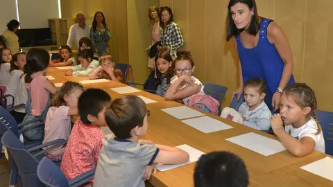 La alcaldesa de Santander, Gema Igual, visita a los ni&ntilde;os del campus infantil del centro c&iacute;vico R&iacute;o de la Pila