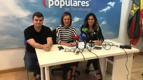 La portavoz del PP de Torrelavega, Marta Fernandez-Teijeiro, acompa&ntilde;ada por los concejales 'populares' Olga Quintanilla y Miguel &Aacute;ngel Vargas