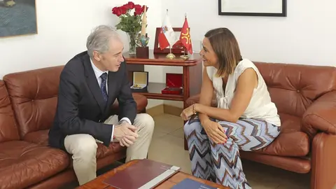 El alcalde de Arnuero, Jos&eacute; Manuel Igual (PP), y la consejera de Presidencia, Interior, Justicia y Acci&oacute;n Exterior, Paula Fern&aacute;ndex (PRC)