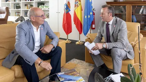 Guillermo Blanco  con el alcalde de Miengo