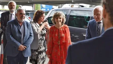 La ministra de Sanidad, Consumo y Bienestar Social en funciones, Mar&iacute;a Luisa Carcedo (4i)  a su llegada al Puesto de Inspecci&oacute;n Fronterizo (PIF), en Valencia.