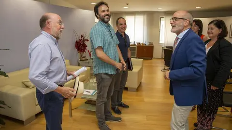 El consejero de Sanidad, Miguel Rodr&iacute;guez, se re&uacute;ne con representantes del Sindicato M&eacute;dico.