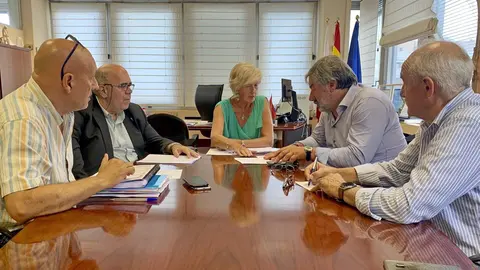 La consejera de Educaci&oacute;n, Formaci&oacute;n Profesional y Turismo, Marina Lomb&oacute;, se re&uacute;ne con el alcalde de Valderredible, Fernando Fern&aacute;ndez
