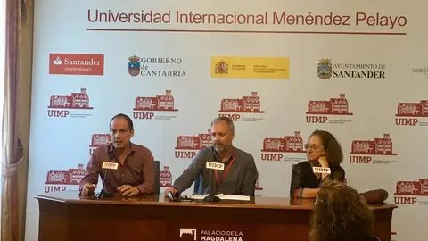 El dramaturgo Alberto Conejero, el vicerrector de la UIMP Andr&eacute;s Hoyo y la actriz Rosario Pardo