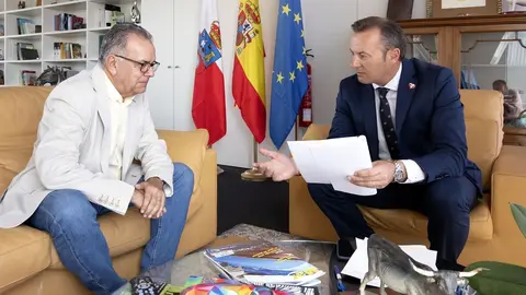 El consejero de Desarrollo Rural, Ganader&iacute;a, Pesca, Alimentaci&oacute;n y Medio Ambiente, Guillermo Blanco, y el alcalde de Medio Cudeyo, Juan Jos&eacute; Perojo