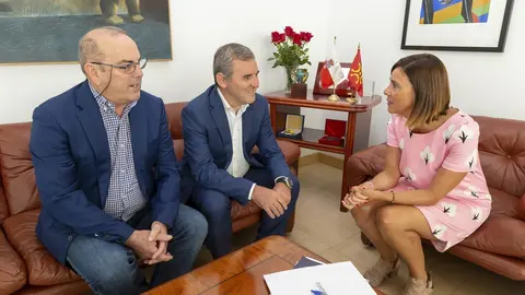 La consejera de Presidencia, Interior, Justicia y Acci&oacute;n Exterior, Paula Fern&aacute;ndez, se re&uacute;ne con el alcalde de Santa Cruz de Bezana, Alberto Garc&iacute;a