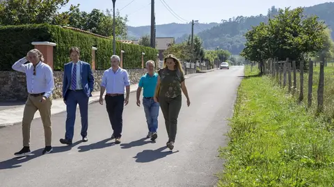 El consejero de Obras P&uacute;blicas, Ordenaci&oacute;n del Territorio y Urbanismo, Jos&eacute; Luis Gochicoa, visita varias pavimentaciones cofinanciadas por el Gobierno de Cantabria en Guriezo