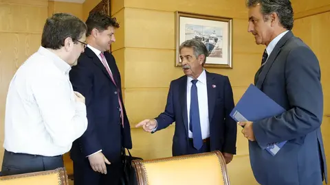 El presidente regional, Miguel &Aacute;ngel Revilla, y el consejero de Industria, Francisco Mart&iacute;n, se re&uacute;nen con el CEO de Variscan Mines, Stewart Dickson,