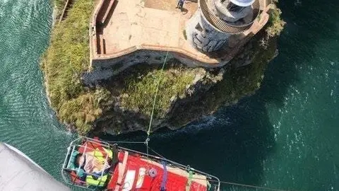 Rescate de la joven madrile&ntilde;a en el faro del Caballo el pasado 20 de agosto