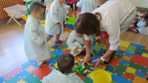 Ni&ntilde;os, alumnos, curso, clase, juegos, aula, profesora