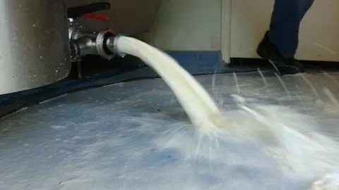 Los ganaderos afectados por el c&aacute;rtel de la leche tienen derecho a reclamar una indemnizaci&oacute;n, seg&uacute;n abogados