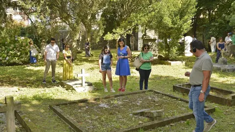 La alcaldesa de Santander, Gema Igual, participa en la primera visita para descubrir el cementerio brit&aacute;nico de Cazo&ntilde;a