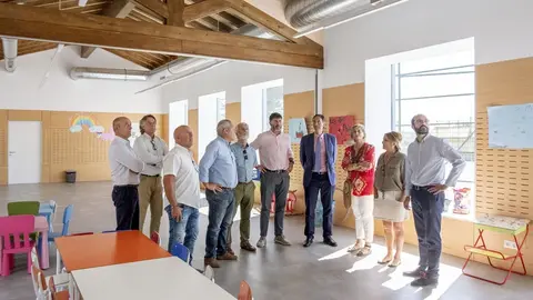 El consejero de Obras P&uacute;blicas, Ordenaci&oacute;n del Territorio y Urbanismo, Jos&eacute; Luis Gochicoa, y la alcaldesa de Camargo, Esther Bolado, entre otros, visitan la rehabilitaci&oacute;n de las antiguas escuelas de Igollo