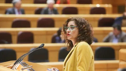 La ministra de Hacienda, Mar&iacute;a Jes&uacute;s Montero, interviene desde la tribuna en una sesi&oacute;n plenaria en el Senado. 