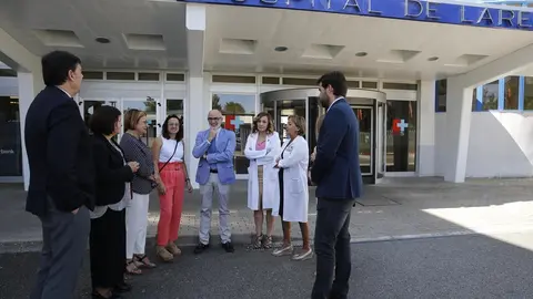 El consejero de Sanidad, Miguel Rodr&iacute;guez, y la alcaldesa de Laredo, Rosario Losa, visitan el hospital