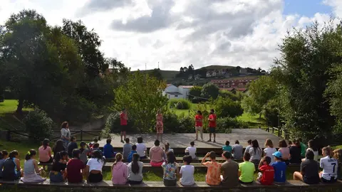La alcaldesa el municipio, Ver&oacute;nica Samperio, realiz&oacute;, junto con la concejala de Servicios Sociales, Montserrat Luezas, al Albergue municipal de Boo, donde se celebraron tres de los cuatro campamentos de d&iacute;a programados este verano
