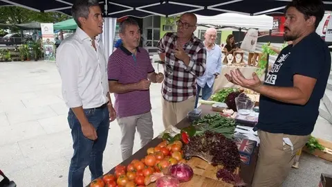 Nota De Prensa Y Foto Zuloaga Visita La I Feria Del Tomate Antiguo En Santa Cruz De Bezana