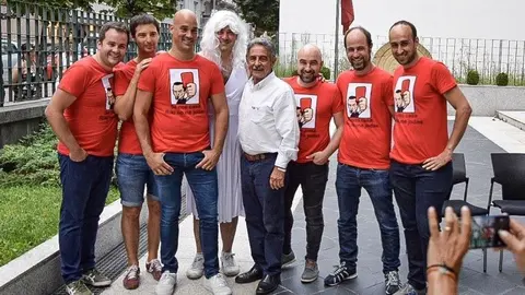 El presidente de Cantabria, Miguel &Aacute;ngel Revilla, rodeado de un grupo de riojanos de despedida de soltero en Santander