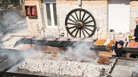 Parrilla que Bridgestone instalar&aacute; en Torrelavega para su primera comida popular solidaria