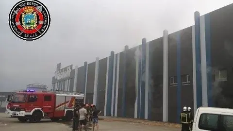 Bomberos de Santander sofocan un fuego en una industria de Bezana
