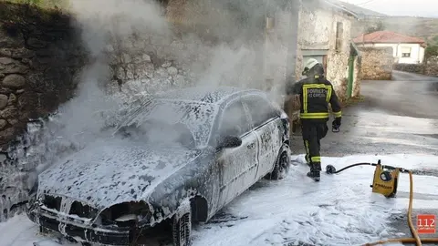 Coche incendiado en Bezana