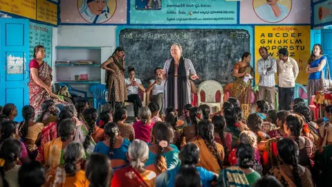 La presidenta de la Fundaci&oacute;n Vicente Ferrer, Anna Ferrer, en una escuela